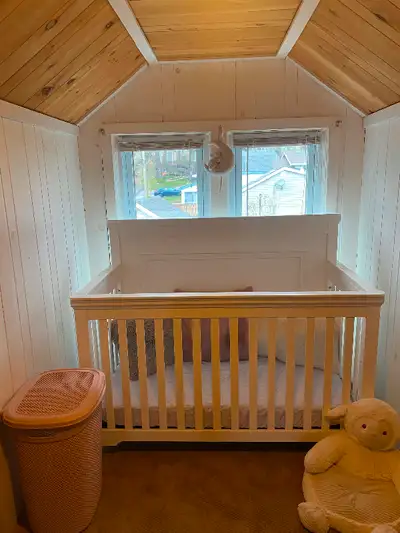 Beautiful/great quality baby crib. Hardly used, like new condition. Mattress included. Sheets and bl...