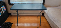 Table pliante bleue