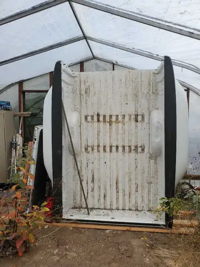 This truck box fits 2007 to 2013 Very good sheet metal Mint tailgait and a set of lights The front p...