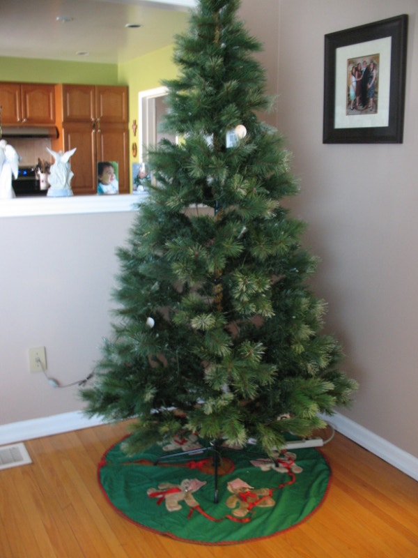 COMPLETE 7 1/2 Foot PreLit Christmas Tree including Decorations