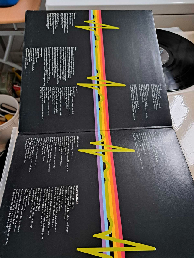 Pink Floyd  Darkside of the Moon record lp in CDs, DVDs & Blu-ray in Brantford - Image 2