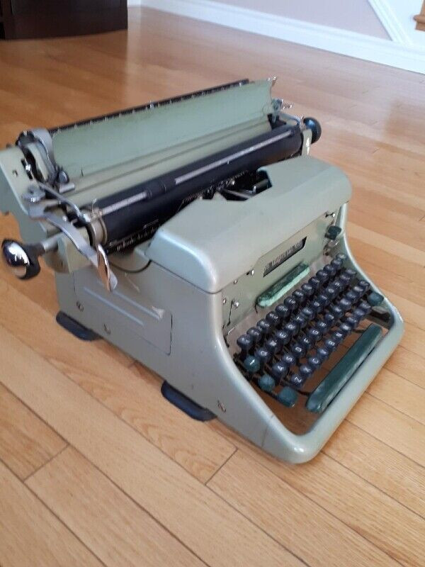 Machine à écrire ``66 Impériale`` dans Art et objets de collection  à Rimouski / Bas-St-Laurent - Image 3