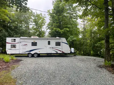 Roulotte trail-sport 27 pi 9 personnes peut y dormir Plancher un peux mou à remplacer à un endroit
