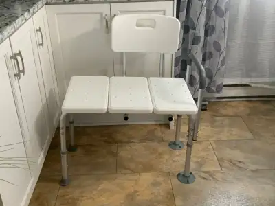 Banc pour le bain ou douche valeur 97.00 demande 45.00, View more