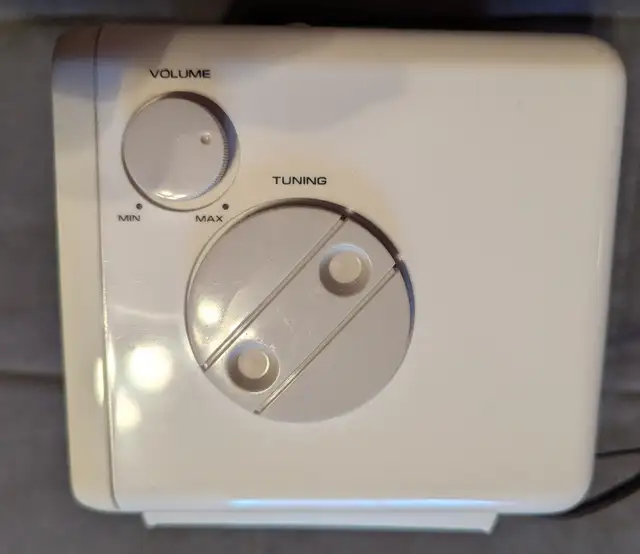 Sounddesign Radio Alarm Clock in General Electronics in Oshawa / Durham Region - Image 4