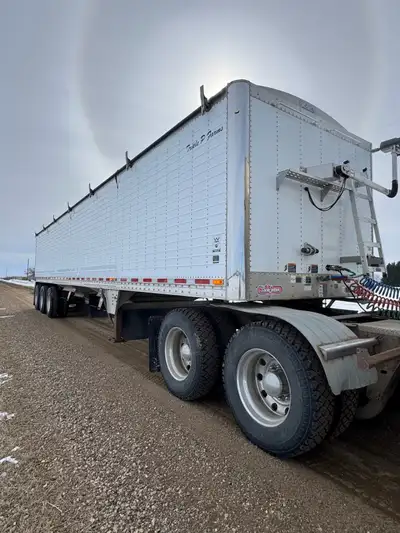 2012 Wilson Pacesetter Two Hopper Tridem 84” side walls Side wall sight glasses LED interior / exter...