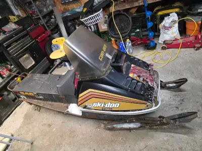 1977 ski doo olympique 340 twin single carb. motor runs if you spray gas in the carb there is 125psi...