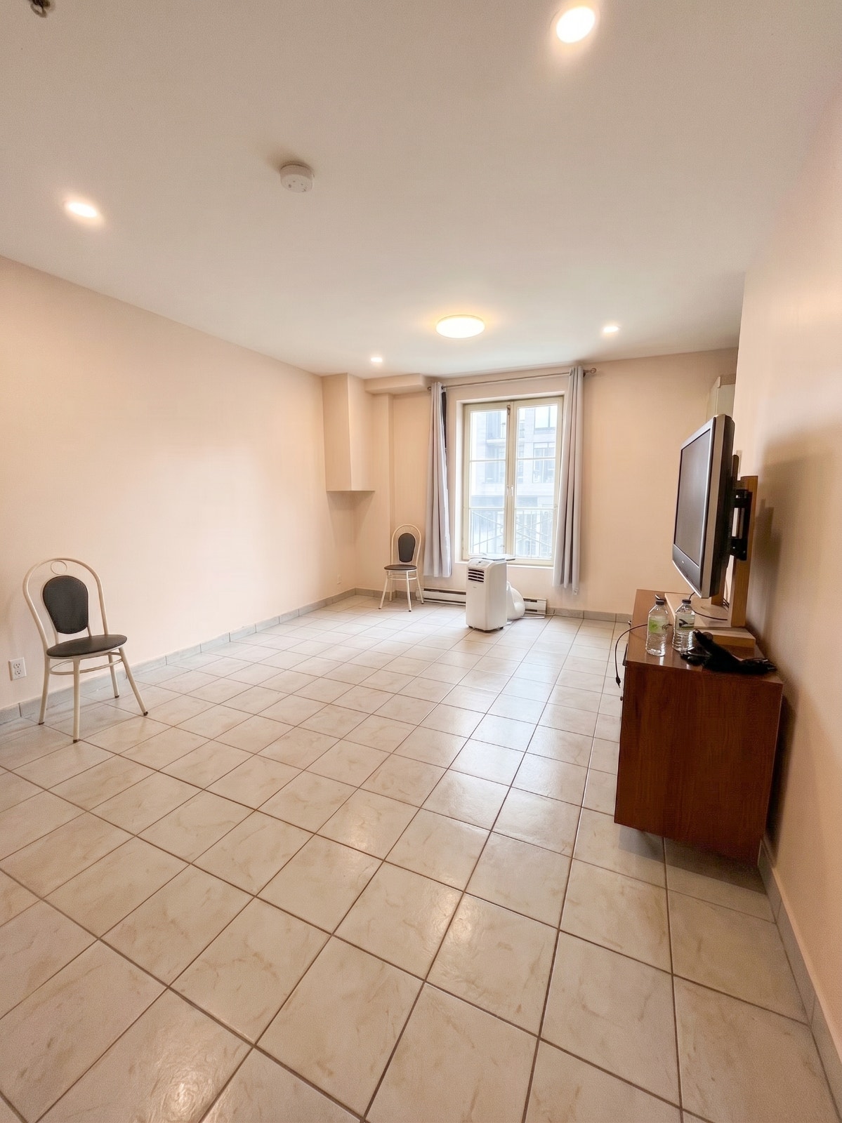 2 1/2 Metro Papineau Montréal Appartment with appliances — photo 2
