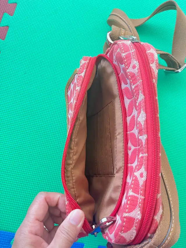 Woman’s Red Fossil Handbag  in Women's - Bags & Wallets in City of Toronto - Image 4