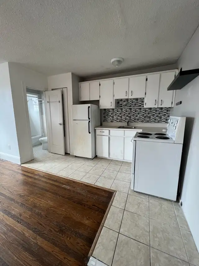 BEACHES  1BR $1600 on Queen - Not House