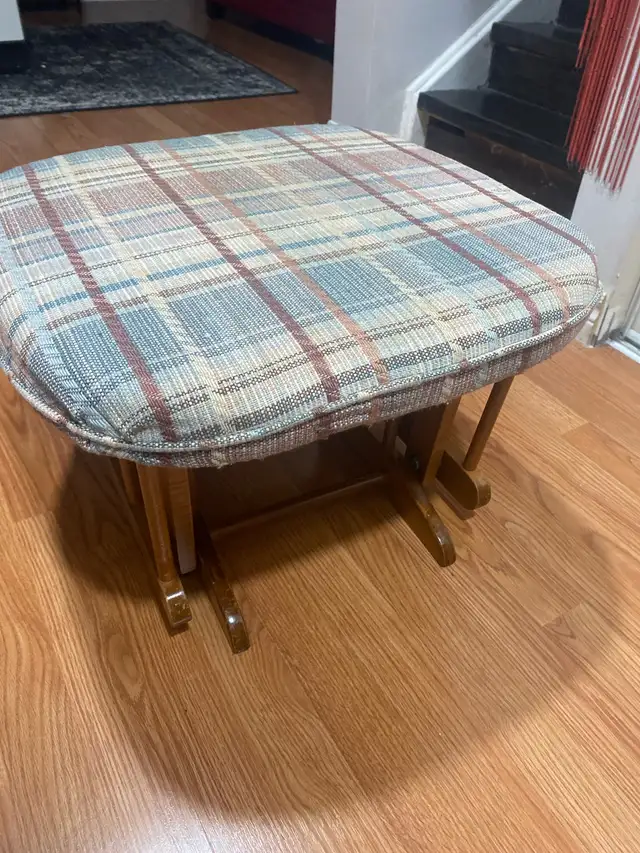 Rocking chair (comes W rocking footrest) in Chairs & Recliners in Mississauga / Peel Region - Image 5