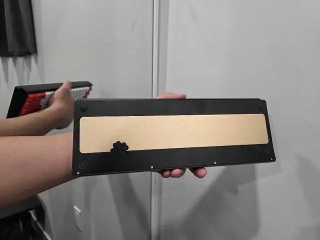 mechanical keyboard, full metal frame. Bluetooth or wired. in Mice, Keyboards & Webcams in Mississauga / Peel Region - Image 4