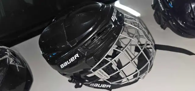 Bauer Hockey Helmet in Hockey in City of Toronto - Image 3