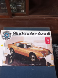 AMT Studebaker Avanti 1:25 Model Kit #T413