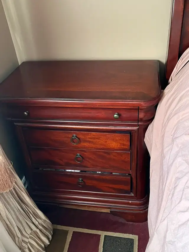 King Size Bedroom Set in Beds & Mattresses in City of Montréal - Image 5