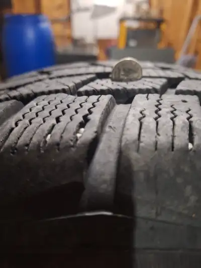 225/60/r17 . Lots of tread left. Was mounted on a tucson. 5 X4.5 inch bolt pattern