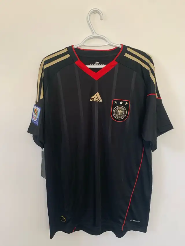 2010 Germany national football jersey (Men’s large)