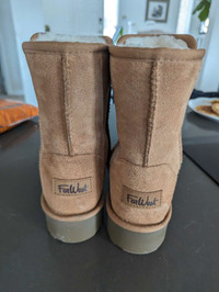 NEW Ugg style Size 9