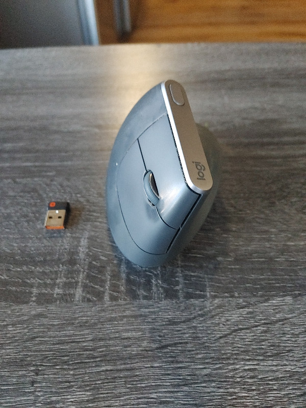 Logitech MX Vertical mouse with unifying USB in box in Mice, Keyboards & Webcams in Saskatoon - Image 2