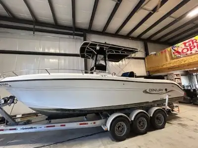 2003 Century 2600 with Tri axle trailer in Powerboats & Motorboats in Leamington - Image 3