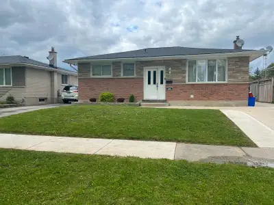HOUSE FOR RENT (MAIN FLOOR)