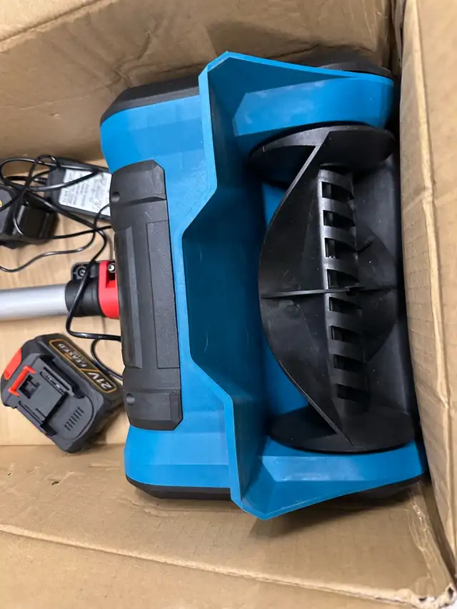 Snow Shovel Electric 21V with Batteries and a Charger in Snowblowers in Mississauga / Peel Region - Image 9