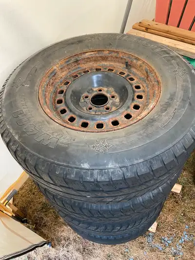 245/75/16 Kingstar W411 winter tires on rims. Came off a 2007 Ford Ranger. 5x114.3 bolt pattern