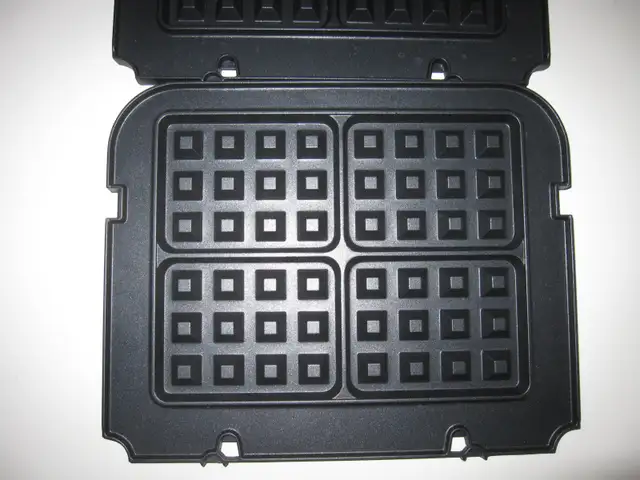 QUISINART GRIDDLER WAFFLE PLATE in Microwaves & Cookers in Peterborough - Image 5