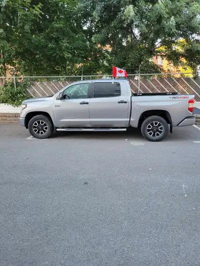 Toyota tundra 2021 56.000k.m Interior full leather, every single option that limited has. Maybe more...