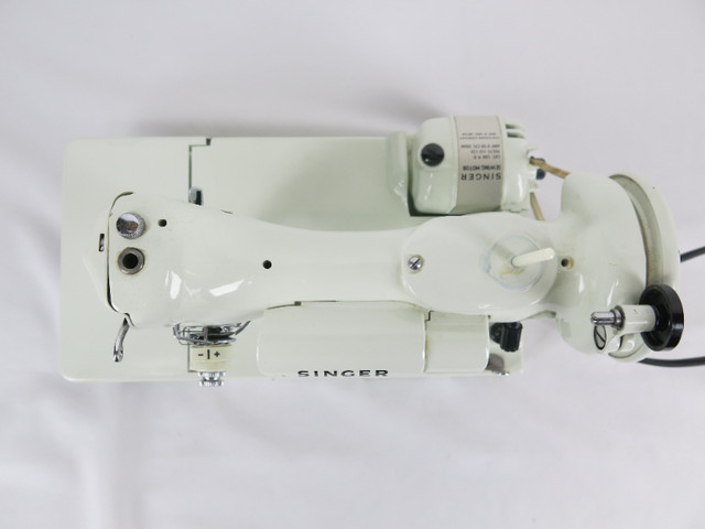 Singer Featherweight 221K White sewing machine in Hobbies & Crafts in Hamilton - Image 3