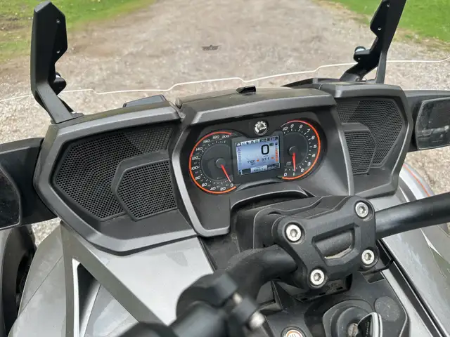 Can am Spyder F3 touring limited 2017 in Touring in Gatineau - Image 3