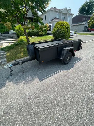 Comme neuf trailer artisanal métal , cote en stainless , boule 2po , essieux 2500lbs, pneu neuf, lum...