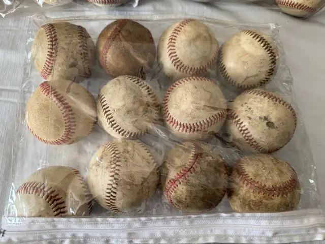 ADULT BASEBALLS, FULL SIZE, READ ADD FOR OPTIONS, AHUNTSIC PICK in Baseball & Softball in City of Montréal - Image 5