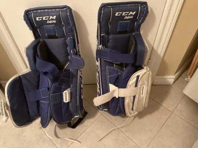 Goalie pads ccm Lefebvre speed skin 28 inches just need a cleani in Hockey in Markham / York Region - Image 3