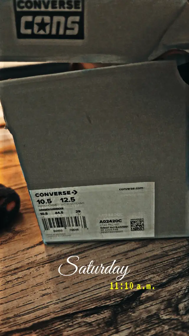 Converse 10.5 unisex black and white in Men's Shoes in Kitchener / Waterloo - Image 2