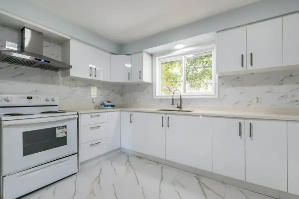 Students rental in Waterloo in Long Term Rentals in Kitchener / Waterloo - Image 13