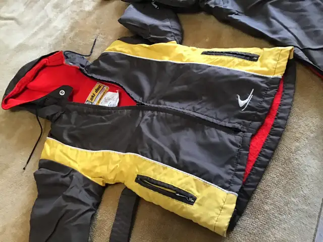 Two Piece Kids Snow Suit Very Warm Size 5 in Clothing - 5T in Calgary - Image 7