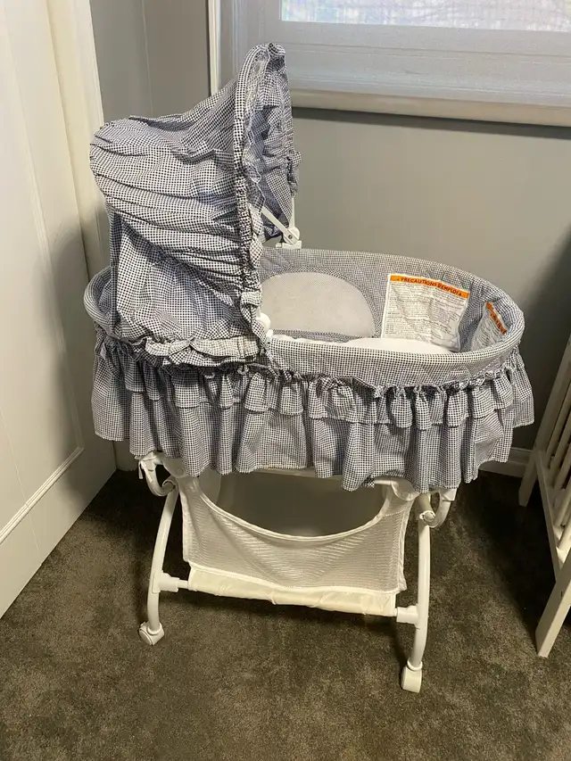 Baby bassinet in Cribs in Mississauga / Peel Region - Image 8