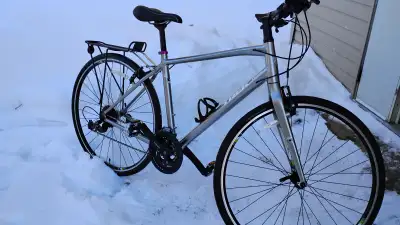 * Vélo en parfait état utilisé trois fois seulement * Marque Trek 12 vitesses * Cadre de 27 pouces e...