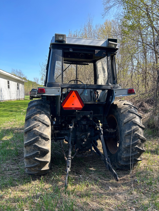 1985 case international 885 in Farming Equipment in Renfrew - Image 2