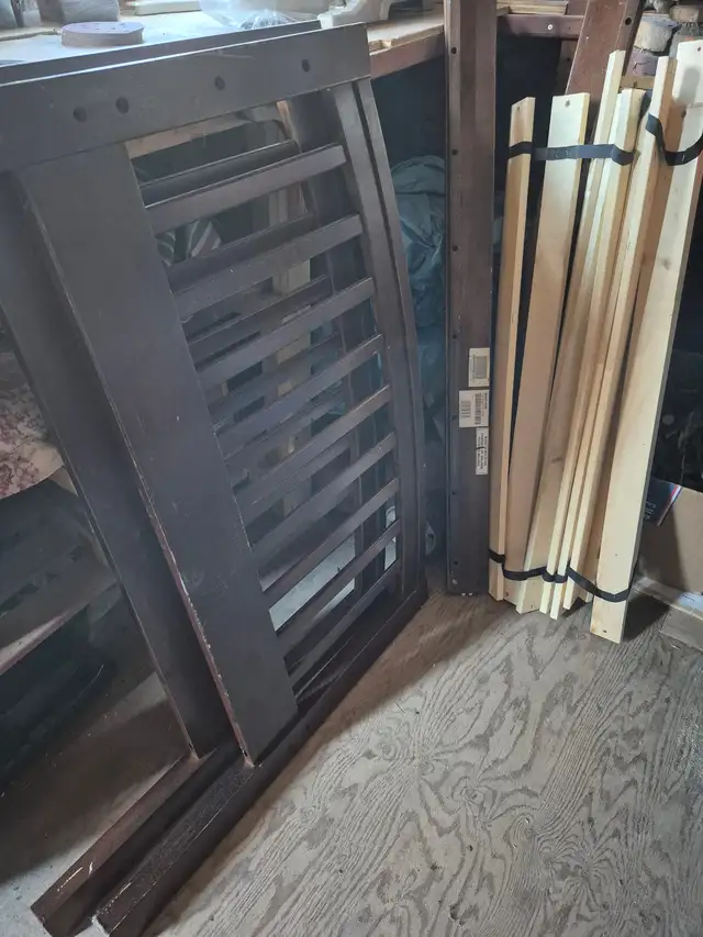 Lit simple en bois - Usagé in Beds & Mattresses in Québec City - Image 6