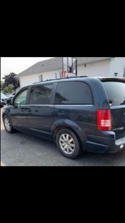 ‘08 Chrysler Town & Country