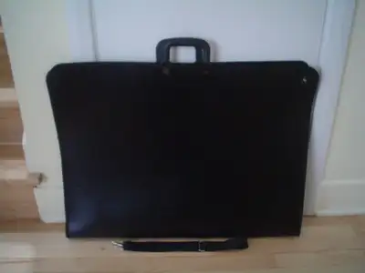 Mallette portfolio pour artiste. Couleur noire. Matériau plastique. Dimensions : 22 x 30 x 1,5 po (L...