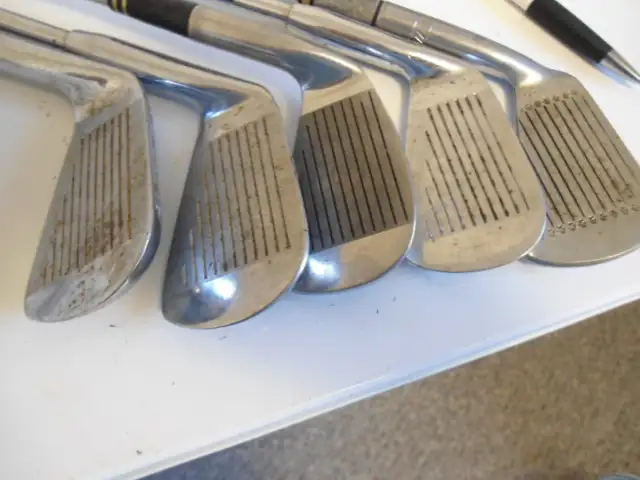 MEN'S SET OF RIGHT HANDED GOLF CLUBS WITH BAG in Golf in Sudbury - Image 4