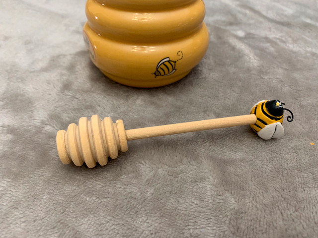 Vintage, classic ceramic honey pot jar with Bumblebee spoon! in Arts & Collectibles in Mississauga / Peel Region - Image 3