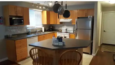 IR MILITARY APT, JUNE 1, TOP UNIT, MINUTES TO CFB/RMC