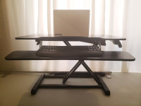 Portable adjustable sitting / standing desk converter