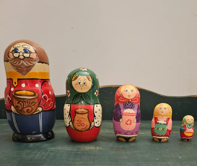 VTG WOODEN 5 - PIECE RUSSIAN MATRYOSHKA NESTING DOLL - 7.5" TALL in Home Décor & Accents in City of Toronto - Image 2