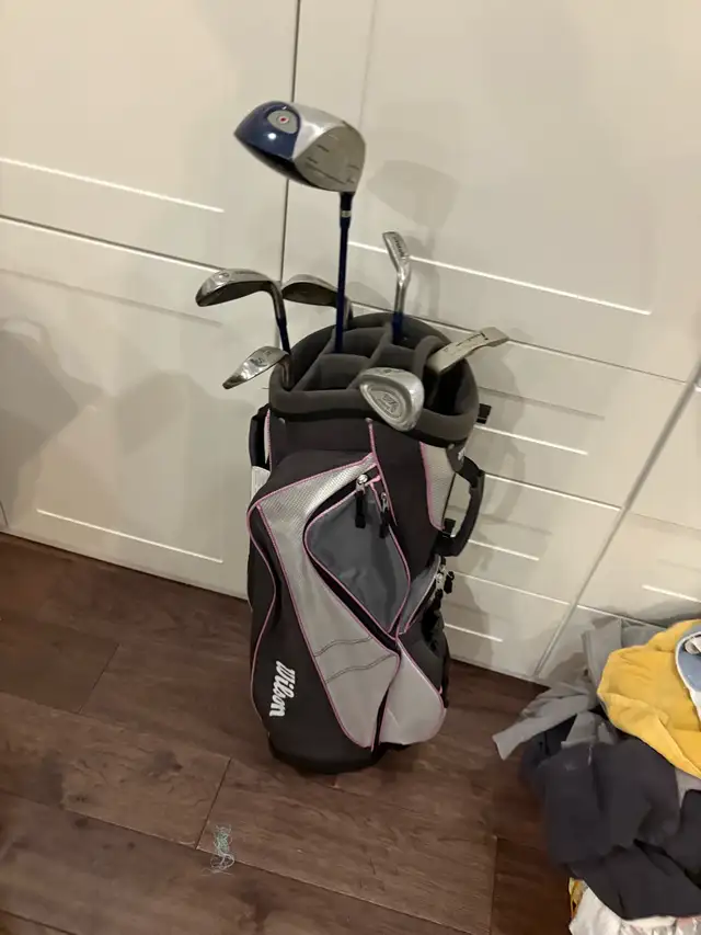 women’s left handed golf clubs and bag  in Golf in Guelph - Image 2