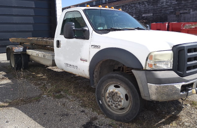 TRUCK WITH ROLL OFF AND TWO BINS